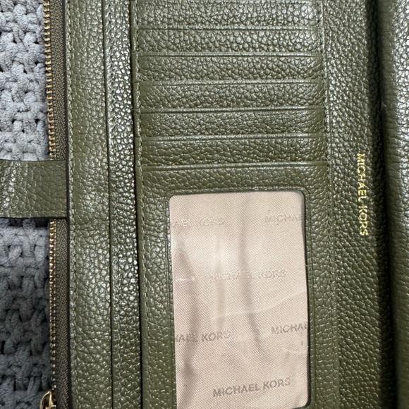 Michael Kors DoubleZip Wallet
Wristlet Green - Picture 3 of 8